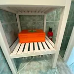 L'albicocco - *